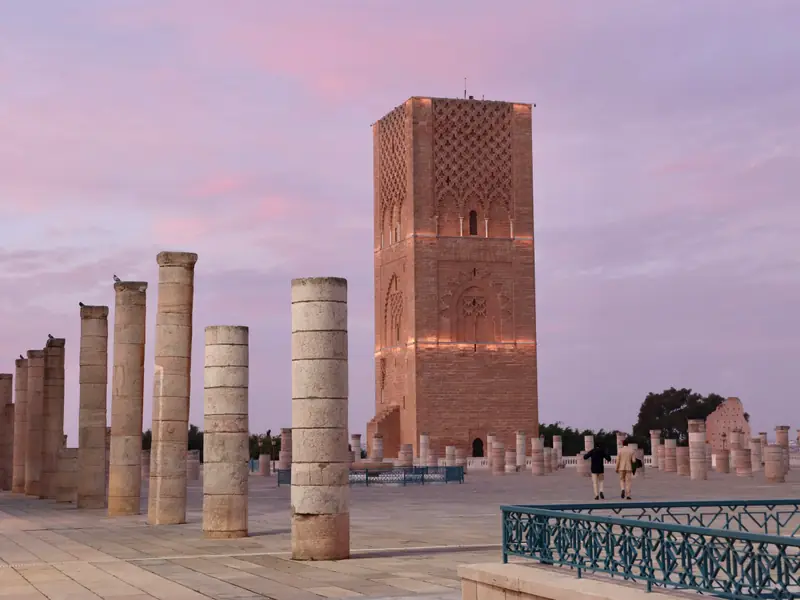 La Torre Hassan di Rabat con le colonne della moschea incompiuta al tramonto